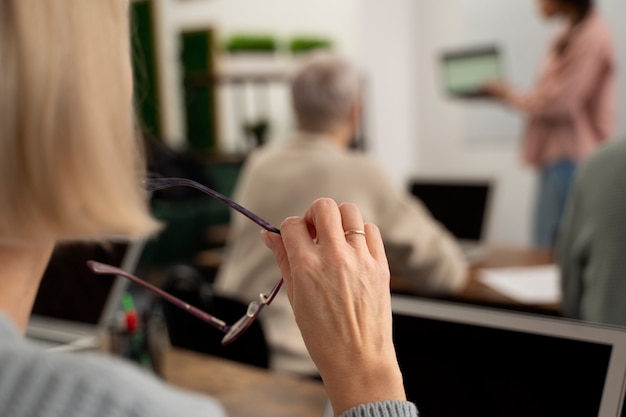 我拿青春去赌陪你熬过了苦是什么歌